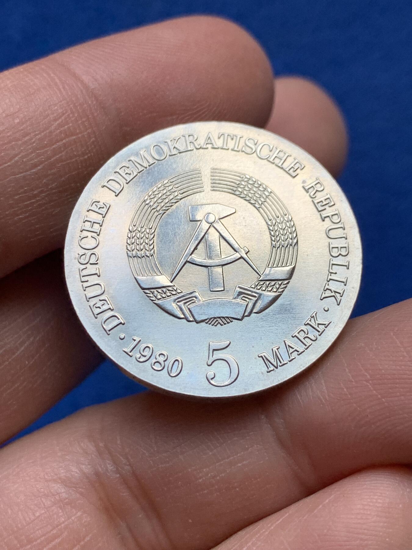 《竞宝斋》第441场 周日，周一，2场连拍 （全场包邮） 东德1980年阿道夫·冯·门采尔5马克精制币 附一枚比利时10法郎硬币