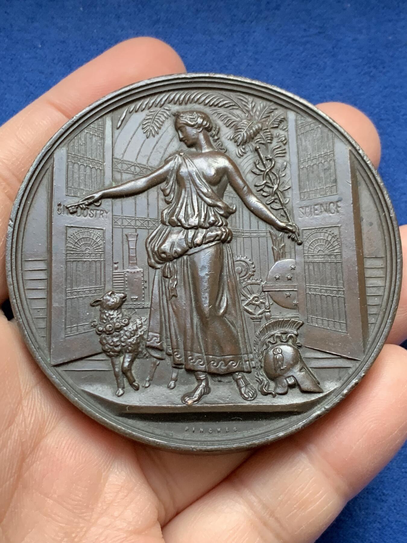 《竞宝斋》第441场 周日，周一，2场连拍 （全场包邮） 1884年伦敦世博会「水晶宫」纪念章（平奇斯造币厂制） 侧面打洞 145.7克 63mm 细节见图