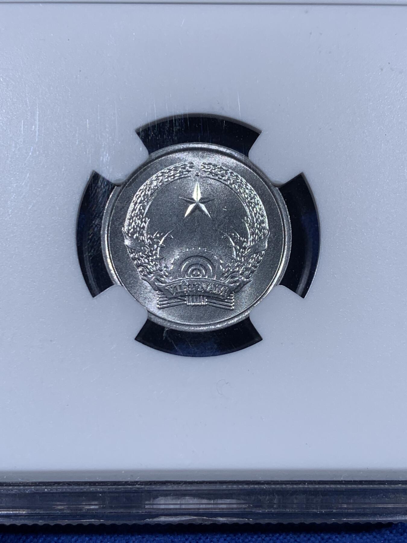 《竞宝斋》第441场 周日，周一，2场连拍 （全场包邮） NGC MS65 越南1976年1HAO铝币 盒子下沿有损