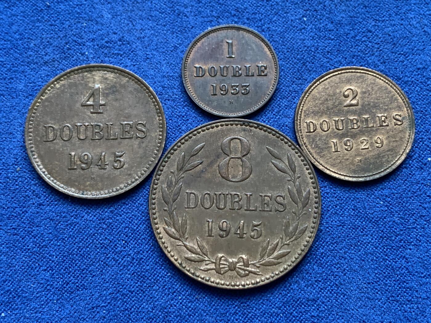 《竞宝斋》第441场 周日，周一，2场连拍 （全场包邮） 四枚一组 英国根西岛1933年1道布，1929年2道布，和1945年4道布，8道布铜币，好品。