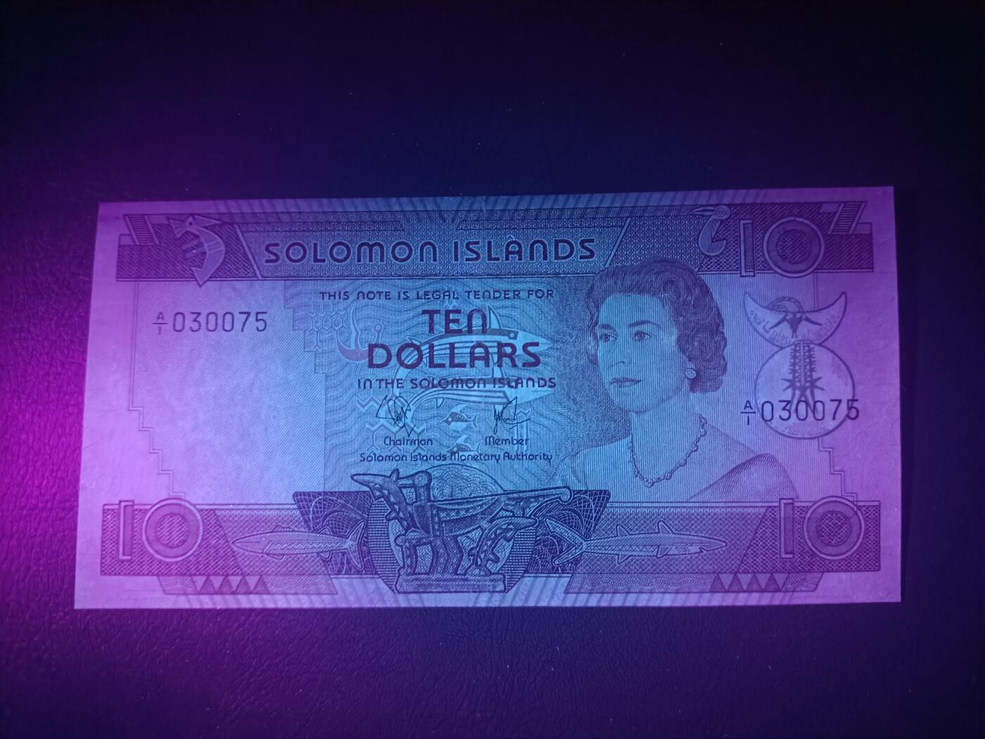 2025十一月第六期，总第204期 所罗门群岛1977版10元AUNC有裂口首冠A/1，中年女王和传统手工业