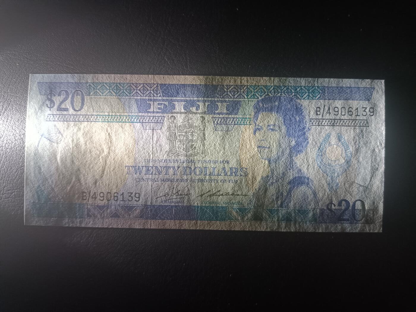 2025十一月第六期，总第204期 斐济1986版20元AUNC，嘉德大勋章女王和传统房屋，少见的女王“向左看”版本