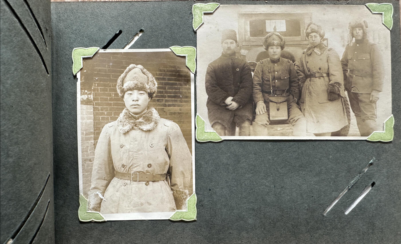 【俄甄集藏】2025年(045)12-03 星期三 晚 19:30 全场包邮 日本1931-1932年步兵联队大连出动纪念相册，历史罪证，有脱落，开裂，照片老化有部分残损，脱色，边角断裂，整本相册包含照片约49张