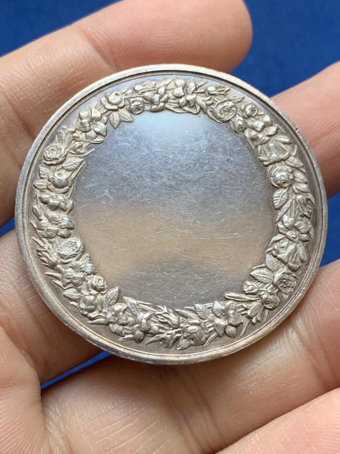 《竞宝斋》第441场 周日，周一，2场连拍 （全场包邮） 法国结婚纪念章 主教赐福 未刻字 UNC品相 32.1克 41.3mm 手指边铭