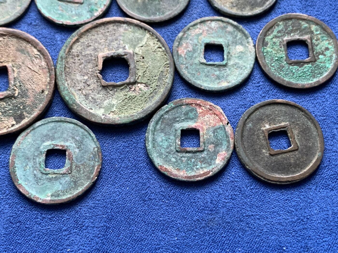 《竞宝斋》第441场 周日，周一，2场连拍 （全场包邮） 钱币一组 大观通宝＋崇宁通宝，个别有沙眼 细节见图