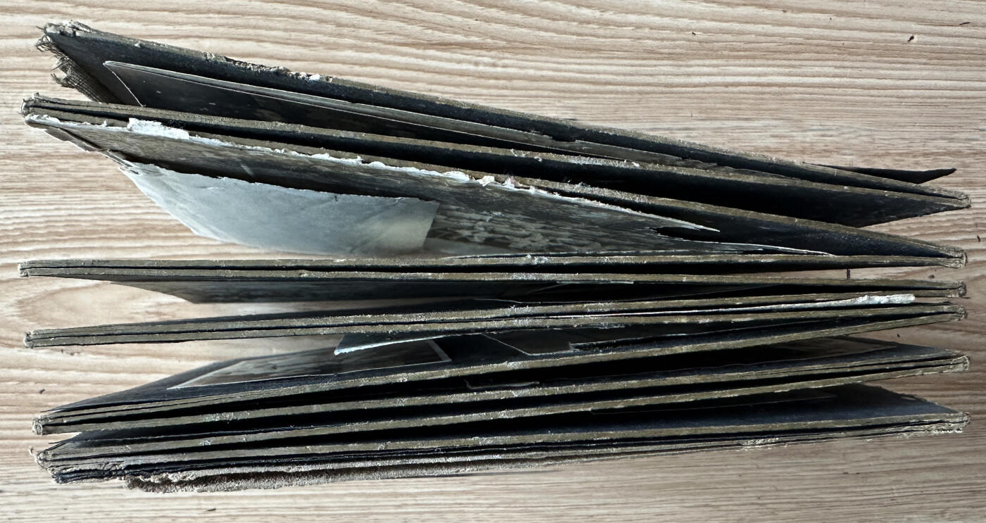 【俄甄集藏】2025年(045)12-03 星期三 晚 19:30 全场包邮 日本一战时期军职人员相册一本，相册破损脱落严重，照片均有老化，残损，脱色，边角断裂等状况出现，共计照片约16张，历史罪证