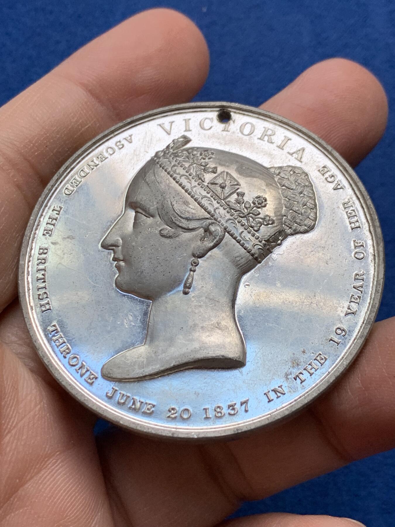 《竞宝斋》第441场 周日，周一，2场连拍 （全场包邮） 英国1838年维多利亚女王加冕章，盒装白色金属材质 有一小打孔，整体十分精美。43.3克，50.5mm。