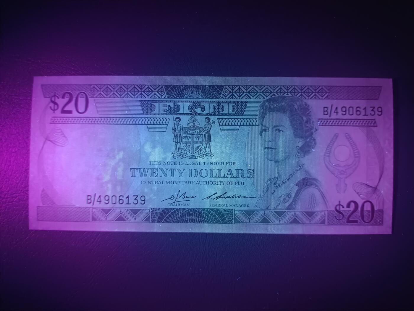 2025十一月第六期，总第204期 斐济1986版20元AUNC，嘉德大勋章女王和传统房屋，少见的女王“向左看”版本