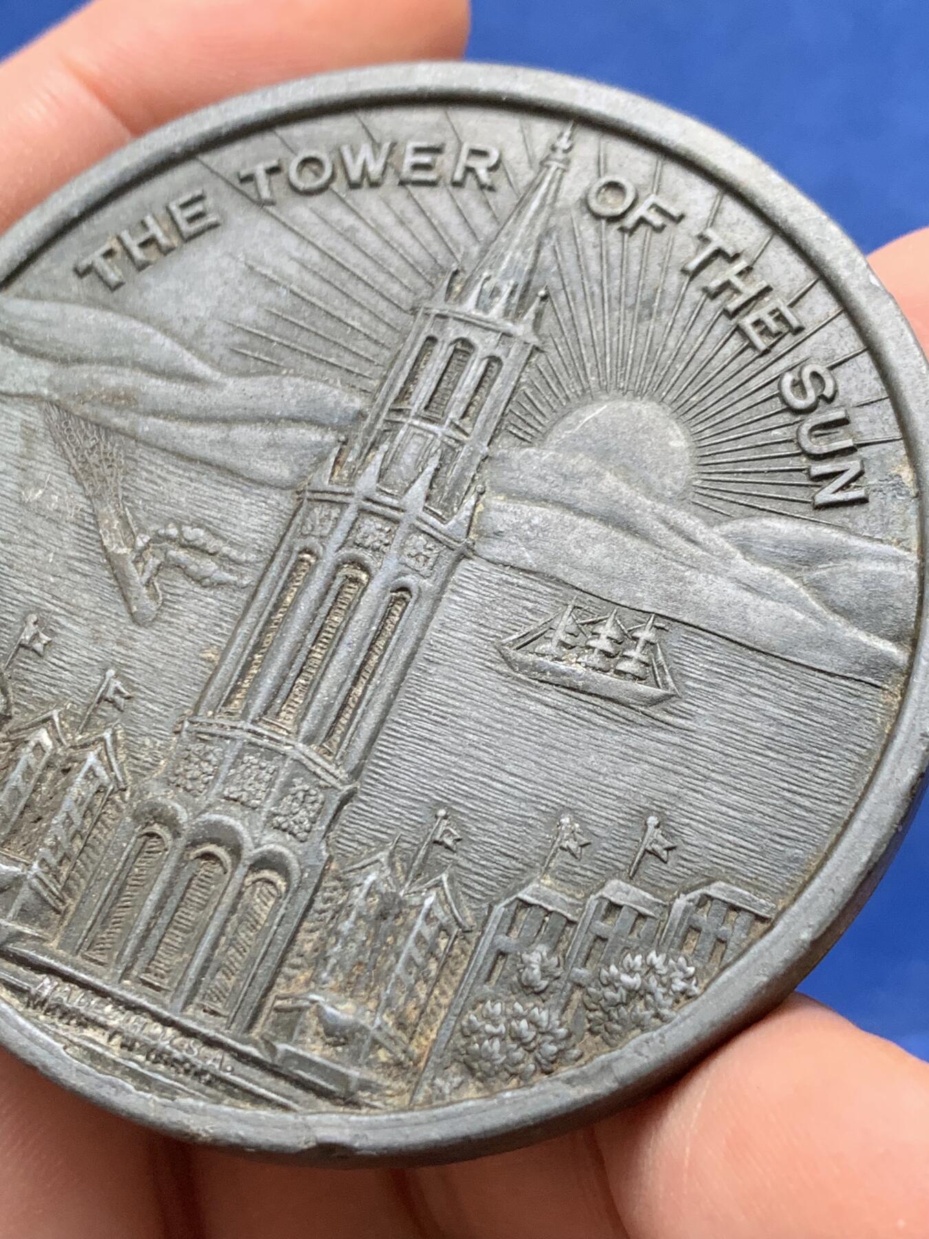 《竞宝斋》第441场 周日，周一，2场连拍 （全场包邮） 美国二战时期1939年旧金山湾金门国际博览会纪念合金大章，正面美国标志太阳灯塔，美国凭借一战二战获利一跃成为世界灯塔国！直径62.2mm，重量92.4g。