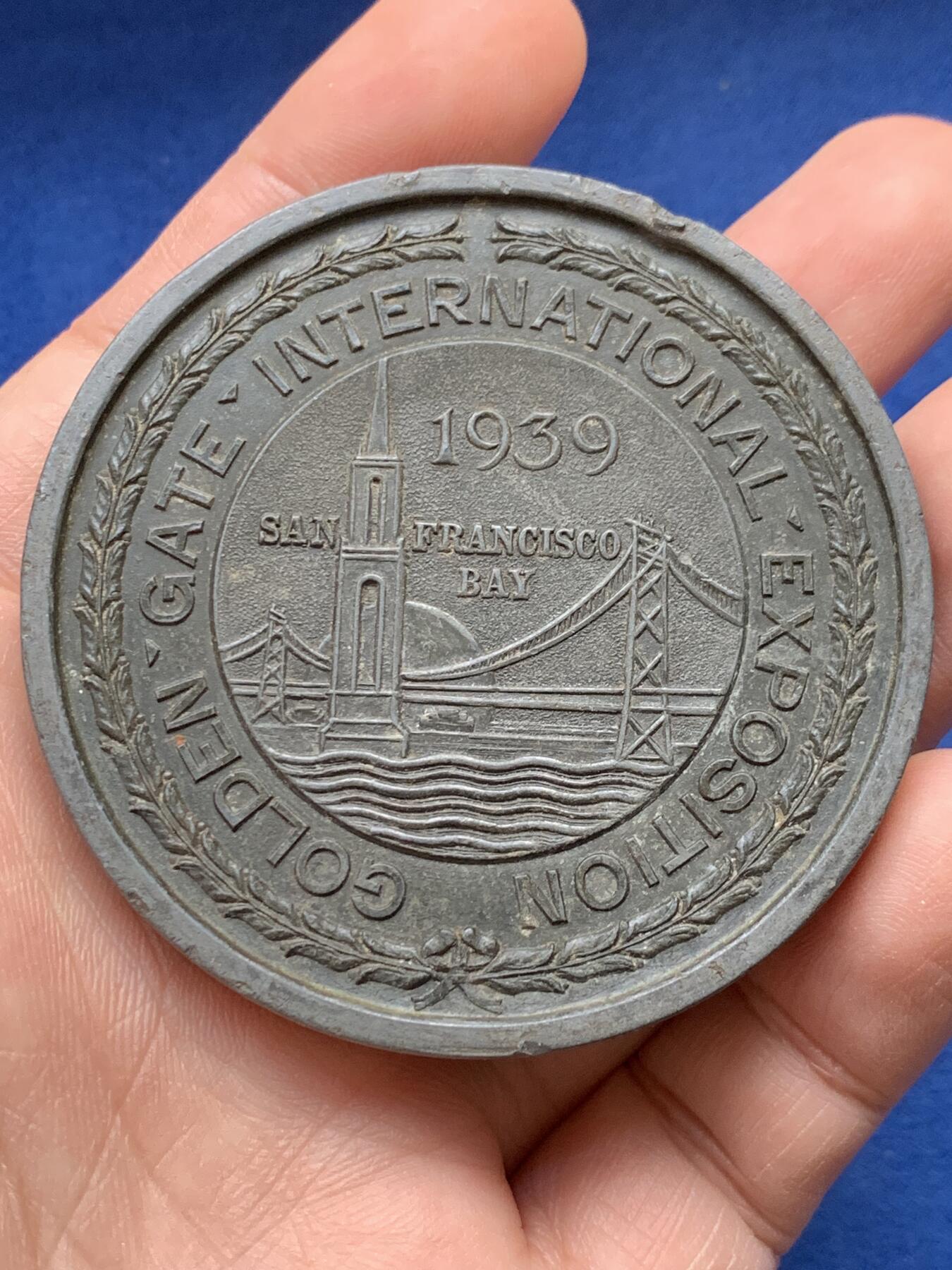 《竞宝斋》第441场 周日，周一，2场连拍 （全场包邮） 美国二战时期1939年旧金山湾金门国际博览会纪念合金大章，正面美国标志太阳灯塔，美国凭借一战二战获利一跃成为世界灯塔国！直径62.2mm，重量92.4g。