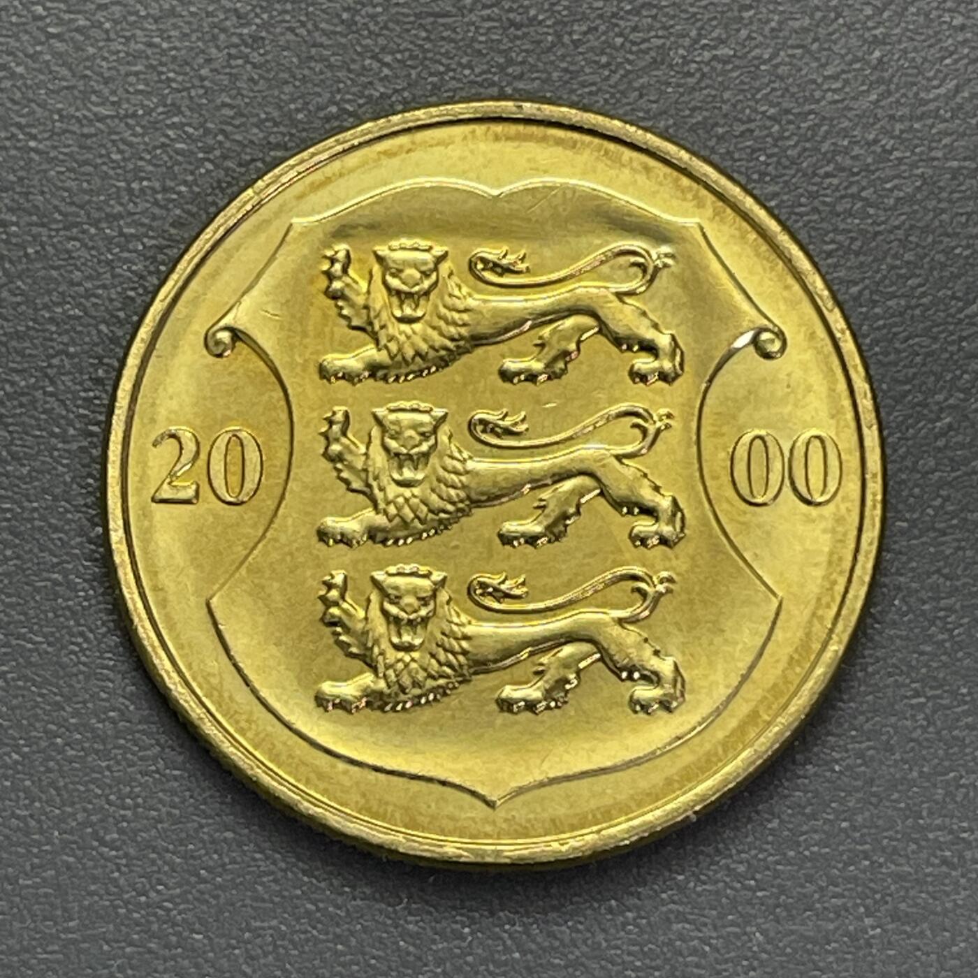 回流1123 爱沙尼亚2000年1克朗 爱沙尼亚国徽元素（三头狮纹章）（三头狮是爱沙尼亚的传统纹章符号，可追溯至13世纪，象征国家主权与历史传承）