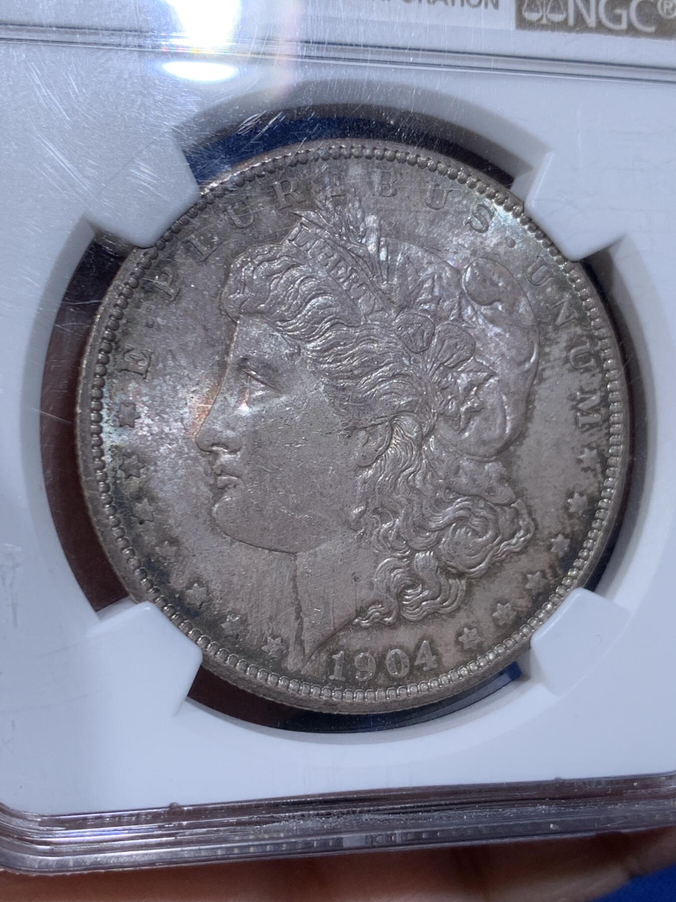 《竞宝斋》第441场 周日，周一，2场连拍 （全场包邮） NGC MS64 美国1904年摩根银币O厂 凝霜+转光效果很好的一枚，鹰面可以看出摩根的镜面PL效果，灰色满彩给人强烈的高冷