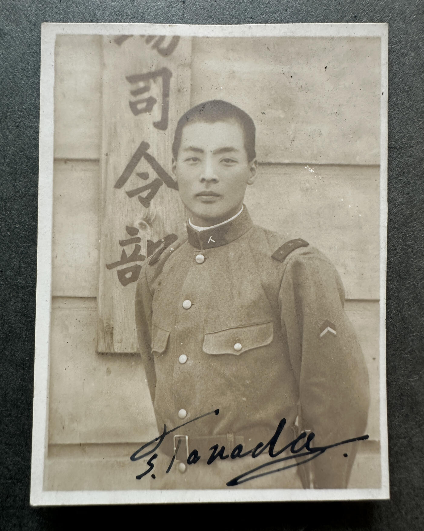 【俄甄集藏】2025年(045)12-03 星期三 晚 19:30 全场包邮 日本1931-1932年步兵联队大连出动纪念相册，历史罪证，有脱落，开裂，照片老化有部分残损，脱色，边角断裂，整本相册包含照片约49张