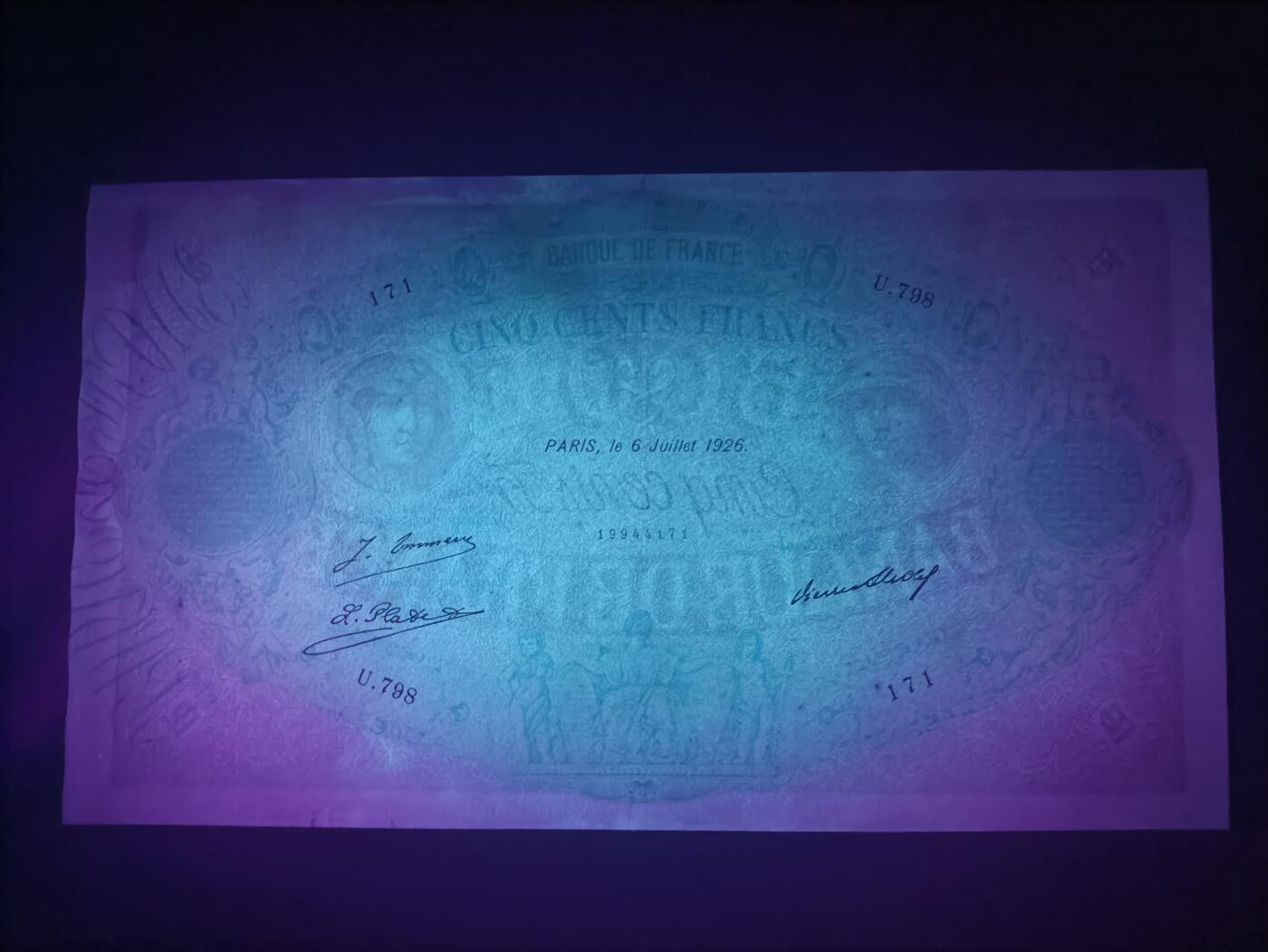 2025十一月第六期，总第204期 法国1926年500法郎流通好品XF，象征着法兰西殖民帝国辉煌时期的“粉蓝”系列，因可兑换银币和面值较大，回收彻底故而稀有，正面是戴勇士兽皮和西庇阿盔的女神，背面是男女神明拱卫蛇杖形象的联合，不可多得的巨额珍惜品种