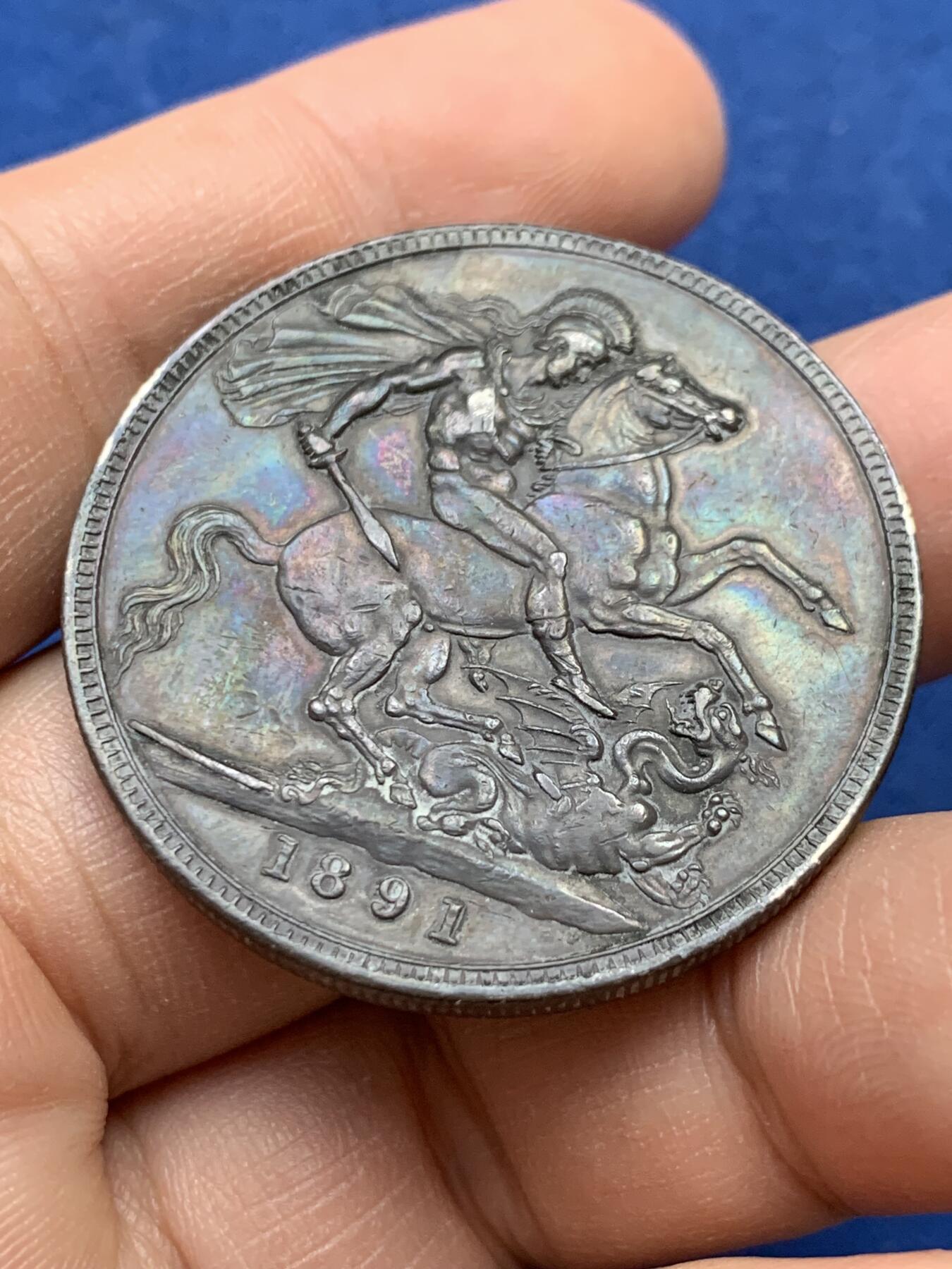 《竞宝斋》第441场 周日，周一，2场连拍 （全场包邮） 英国1891年维多利亚高冠马剑克朗银币，少见年份，发行量仅56.6万枚，好品，双面黑漆骨 细节见图