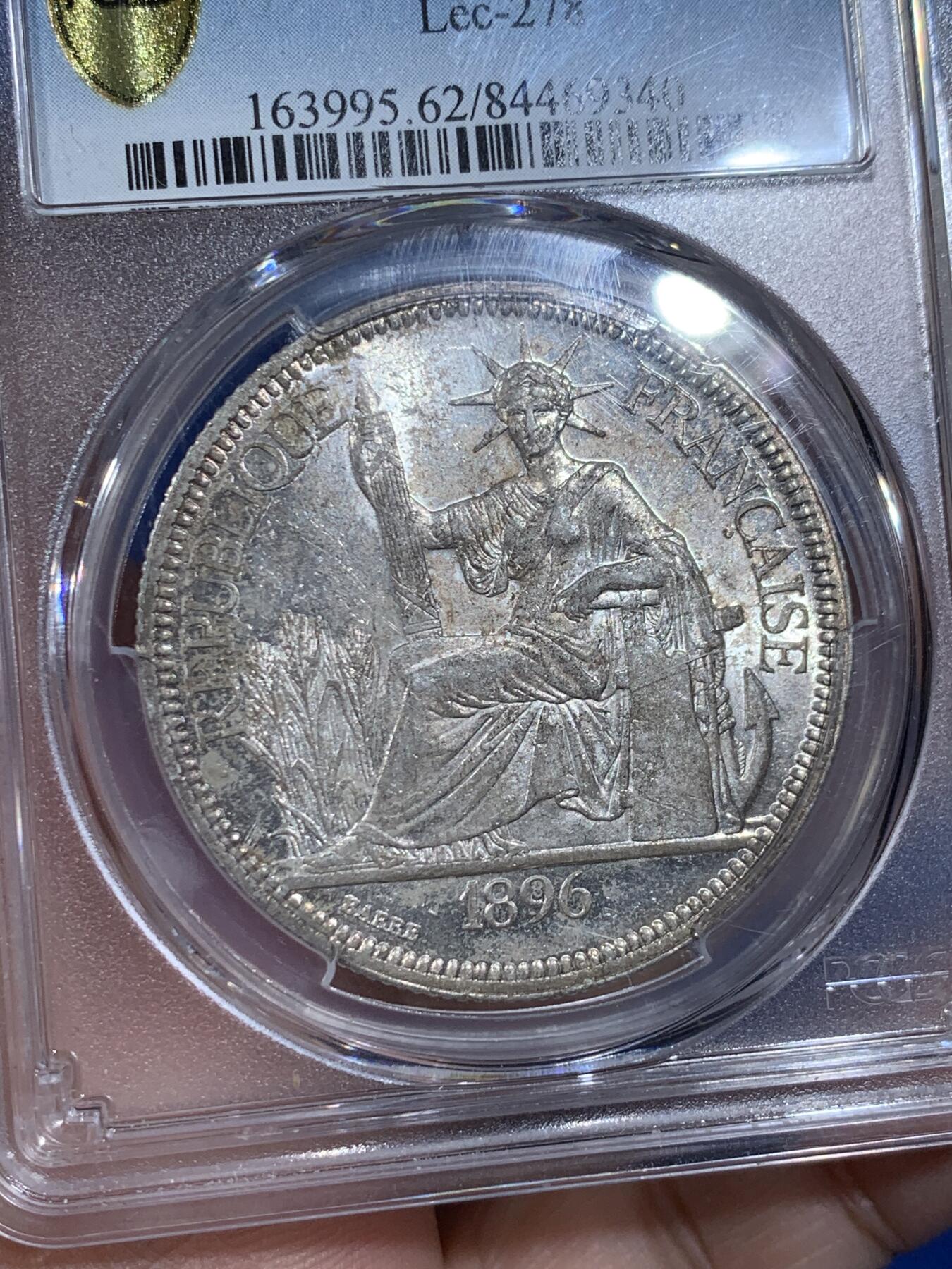 《竞宝斋》第441场 周日，周一，2场连拍 （全场包邮） PCGS MS62 法属印支1896年1皮阿斯特坐洋大银，包浆挡不住的爆炸转光，银光曜曜，状态出色。坐洋早中期的高难年份，P盒62已极难得，更高仅16枚。早在2015年HA拍卖64分合人民币23152元成交
