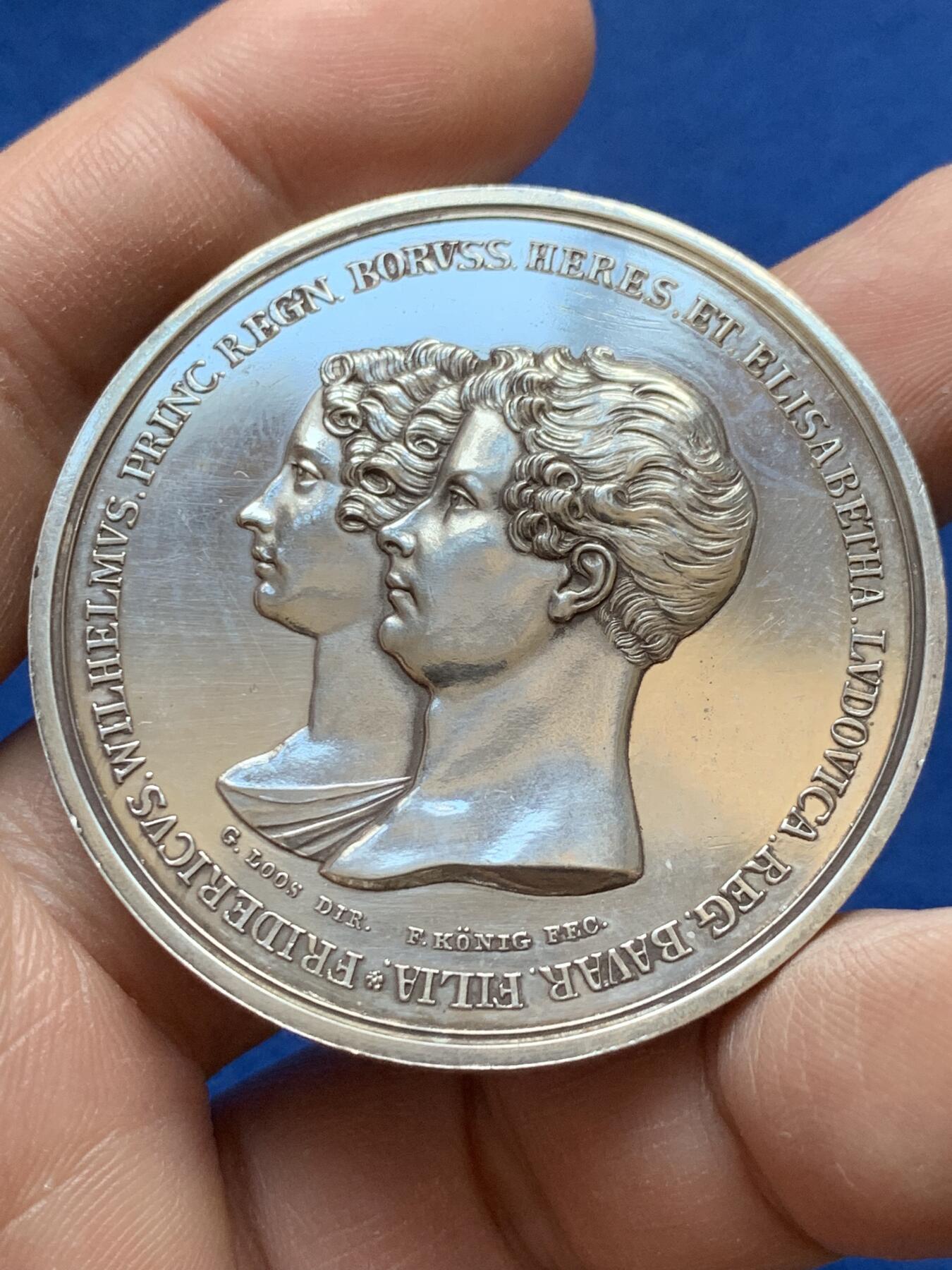 《竞宝斋》第441场 周日，周一，2场连拍 （全场包邮） 1823 德国普鲁士王国腓特烈.威廉三世与巴伐利亚公主伊丽莎白·卢多维卡结婚大银章 整体一枚直径47.2mm 42.3克 精美绝伦