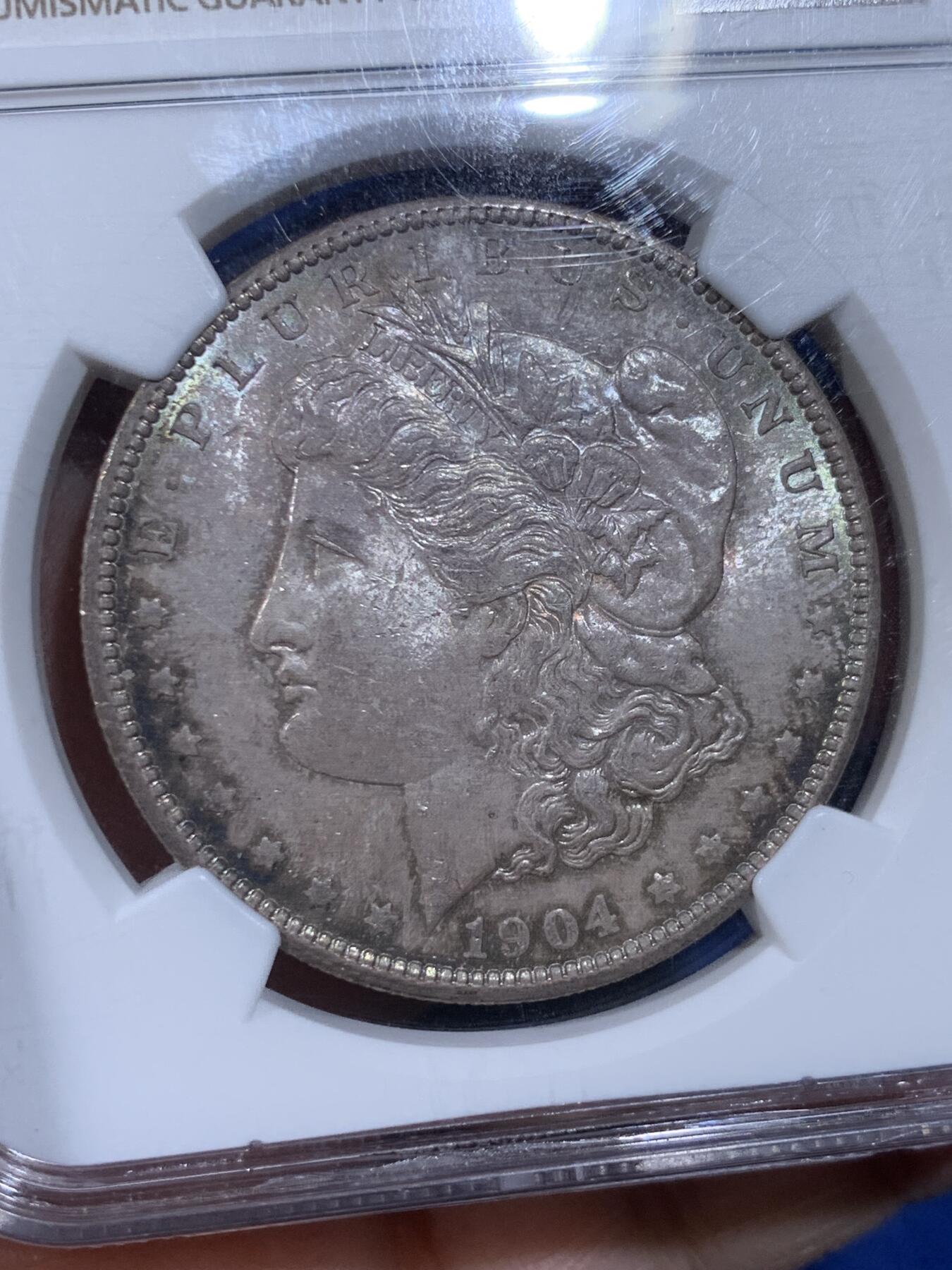 《竞宝斋》第441场 周日，周一，2场连拍 （全场包邮） NGC MS64 美国1904年摩根银币O厂 凝霜+转光效果很好的一枚，鹰面可以看出摩根的镜面PL效果，灰色满彩给人强烈的高冷