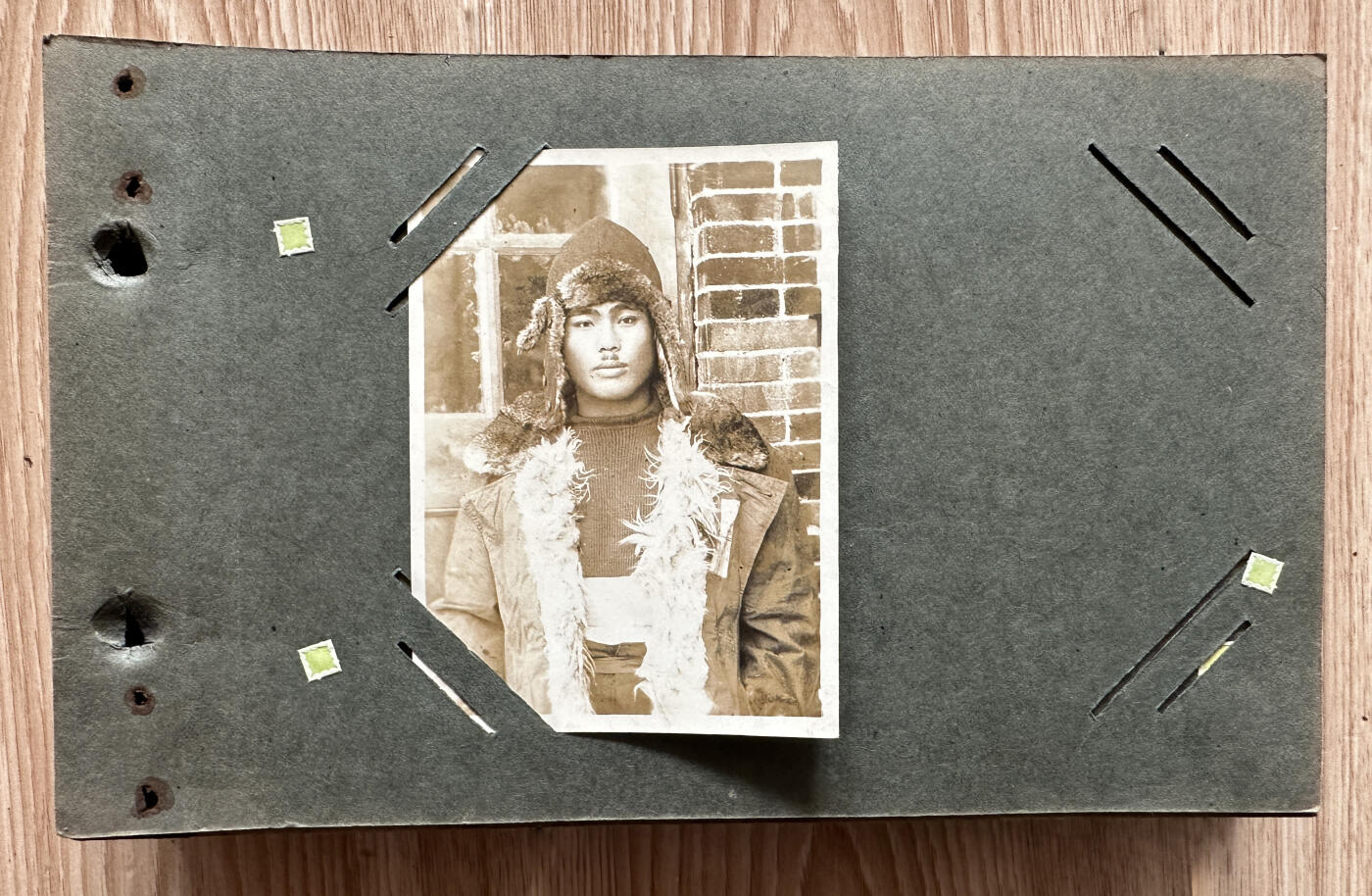 【俄甄集藏】2025年(045)12-03 星期三 晚 19:30 全场包邮 日本1931-1932年步兵联队大连出动纪念相册，历史罪证，有脱落，开裂，照片老化有部分残损，脱色，边角断裂，整本相册包含照片约49张