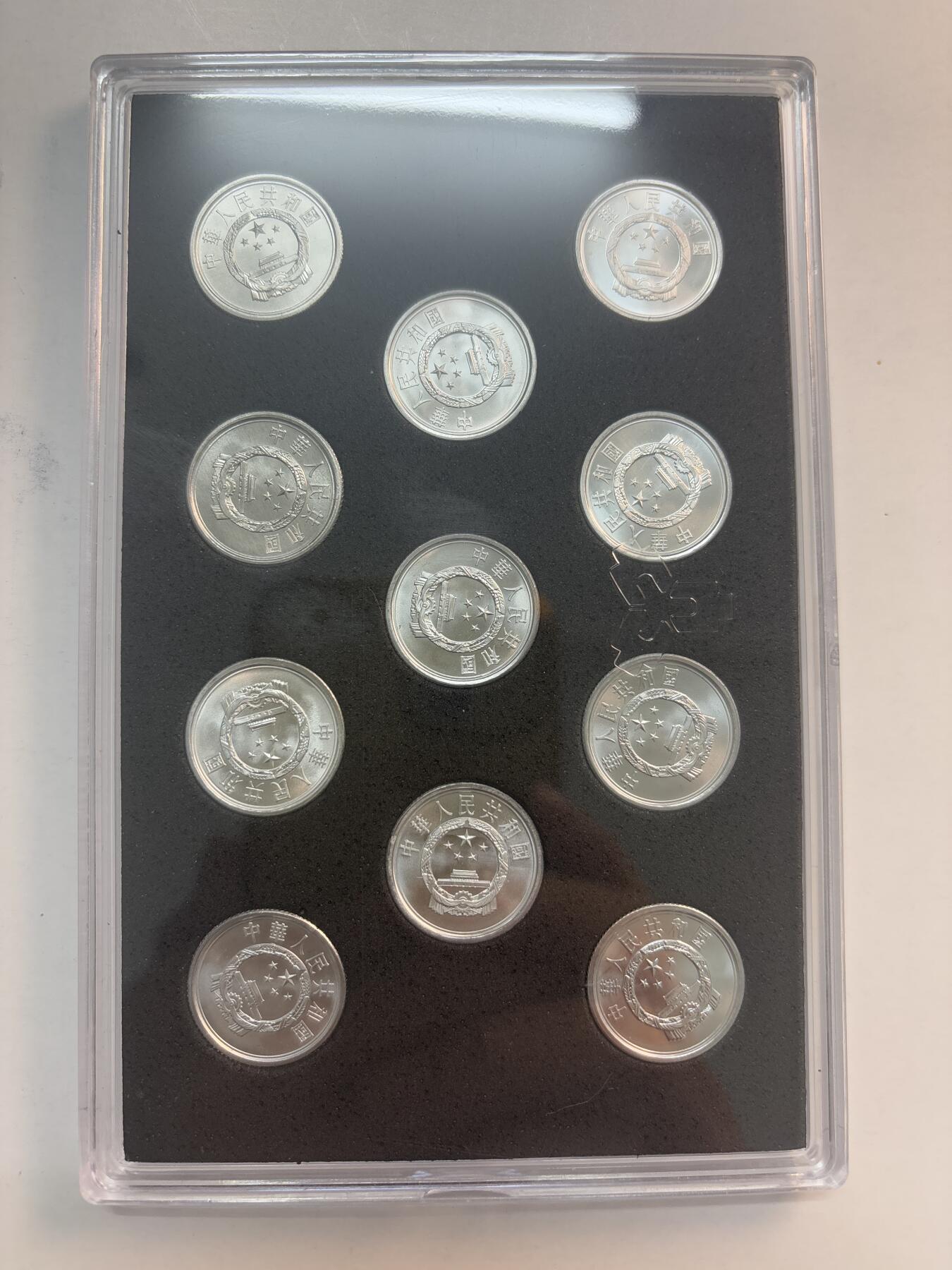 文馨钱币收藏第 282 场，【 长期接收代拍品】，加拿大老铜代用币，银币，德三系列场 全新 2005-2017 年一分套，带盒子