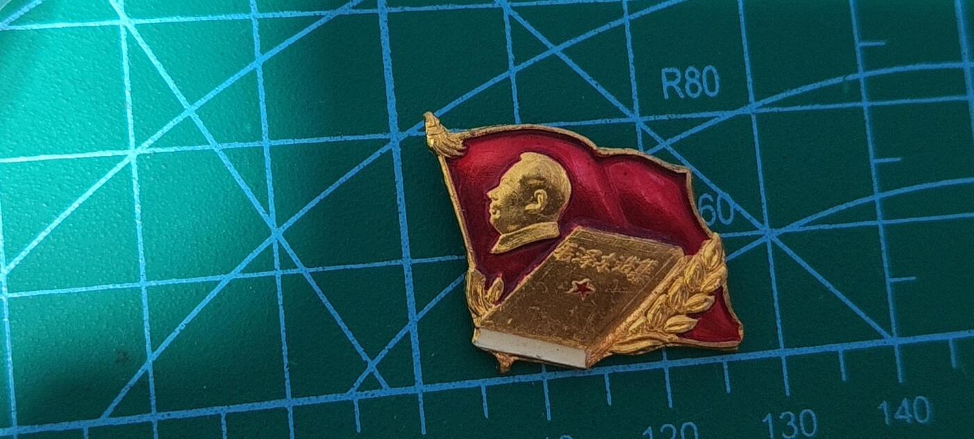 极美品小章 🔥🔥旗型🔥🔥毛主席像章，可佩戴