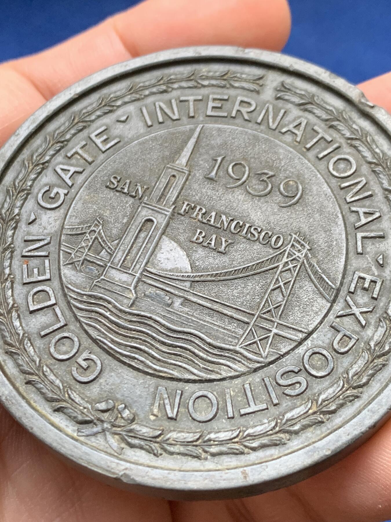 《竞宝斋》第441场 周日，周一，2场连拍 （全场包邮） 美国二战时期1939年旧金山湾金门国际博览会纪念合金大章，正面美国标志太阳灯塔，美国凭借一战二战获利一跃成为世界灯塔国！直径62.2mm，重量92.4g。