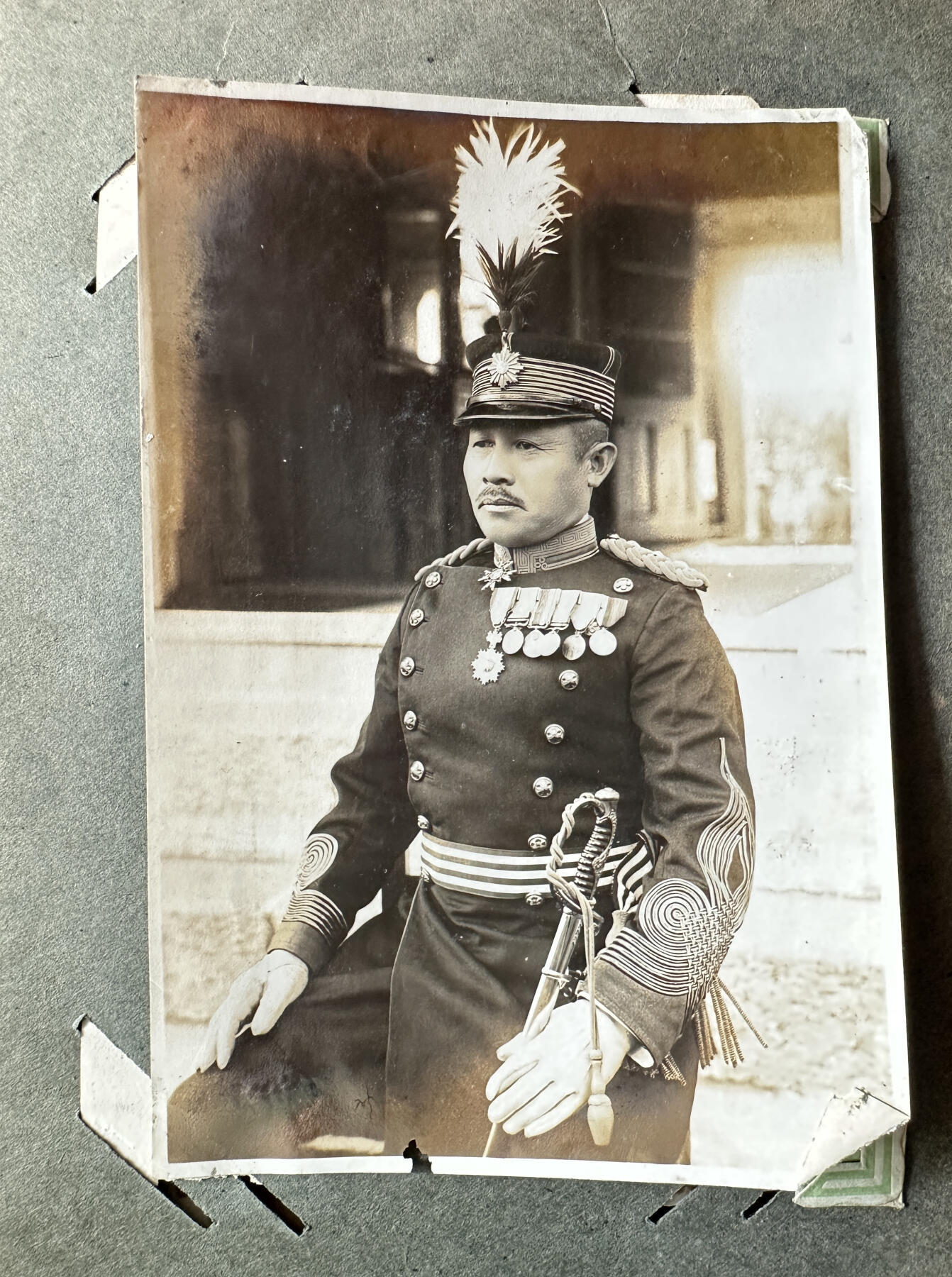 【俄甄集藏】2025年(045)12-03 星期三 晚 19:30 全场包邮 日本1931-1932年步兵联队大连出动纪念相册，历史罪证，有脱落，开裂，照片老化有部分残损，脱色，边角断裂，整本相册包含照片约49张