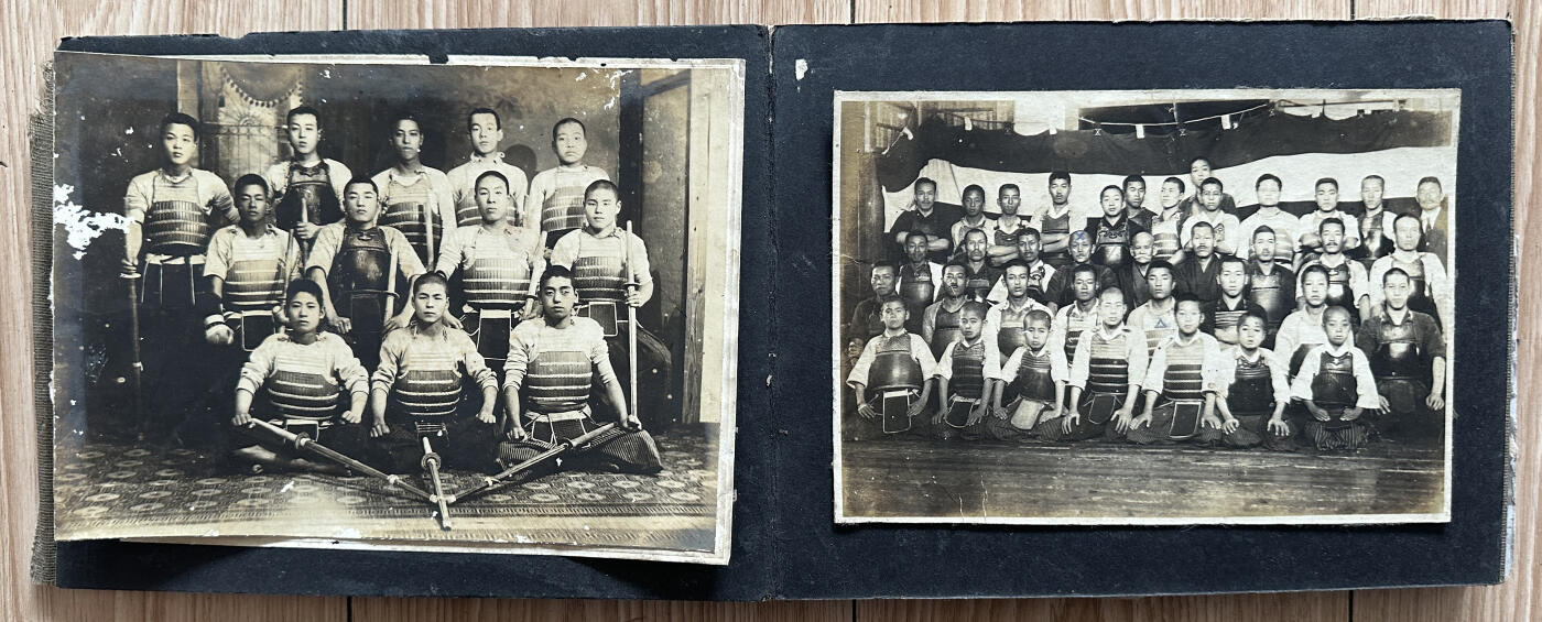 【俄甄集藏】2025年(045)12-03 星期三 晚 19:30 全场包邮 日本一战时期军职人员相册一本，相册破损脱落严重，照片均有老化，残损，脱色，边角断裂等状况出现，共计照片约16张，历史罪证