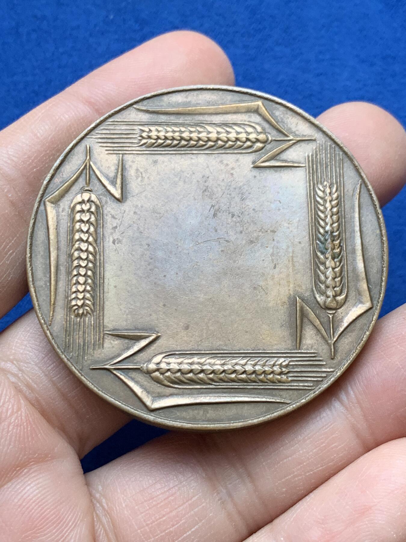 《竞宝斋》第441场 周日，周一，2场连拍 （全场包邮） 三枚一组 外国铜章 总重约262.7克 49.5-69.8mm