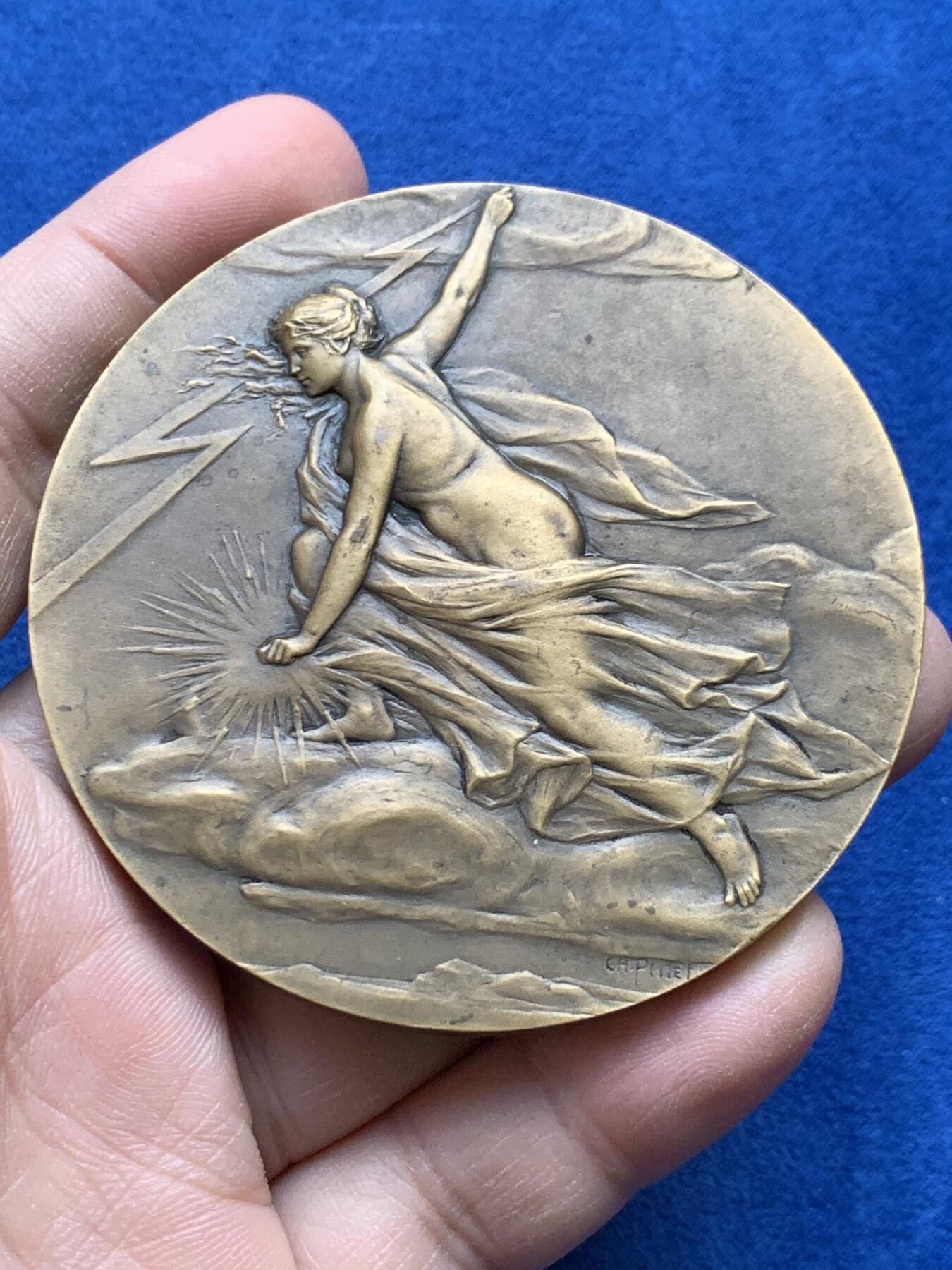 《竞宝斋》第441场 周日，周一，2场连拍 （全场包邮） 法国电力女神大铜章 带盒 120.7克 68mm 丰饶角铜标