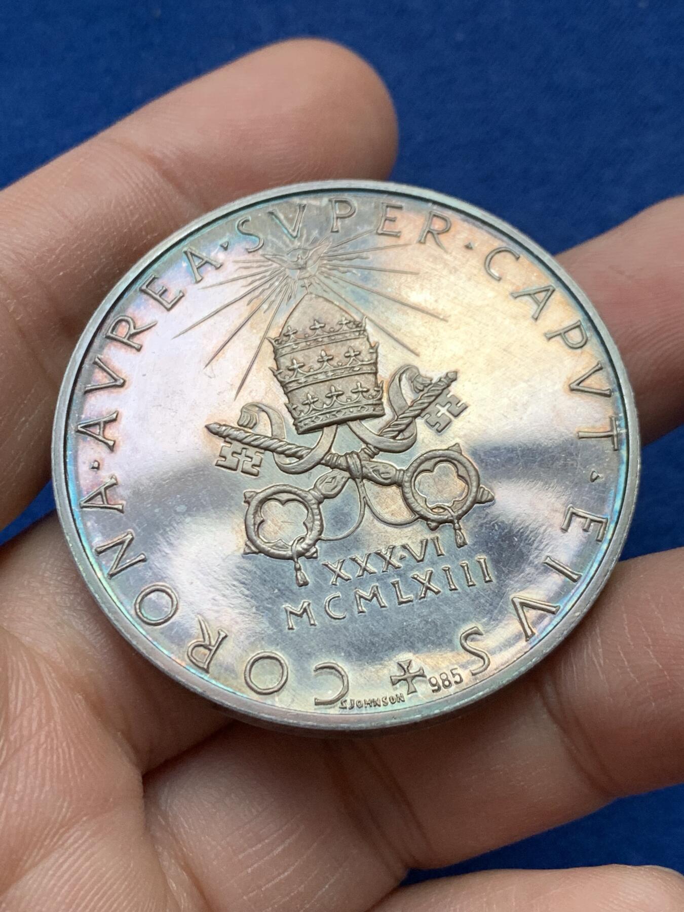 《竞宝斋》第441场 周日，周一，2场连拍 （全场包邮） 梵蒂冈教皇1943年二战时期保罗六世精制大银章，极品带彩PL镜面光感，背面带985银标，直径44.1mm，重量38.6g。