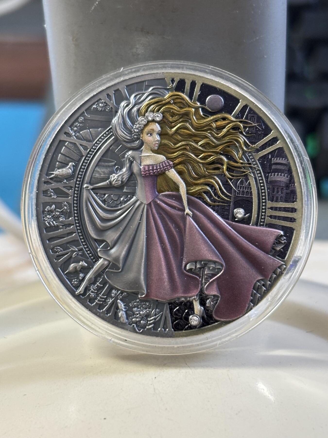 第183期拍卖 纽埃2023年童话系列灰姑娘镶嵌水晶1盎司彩色银币，999银，发行500枚，塑料盒有破口