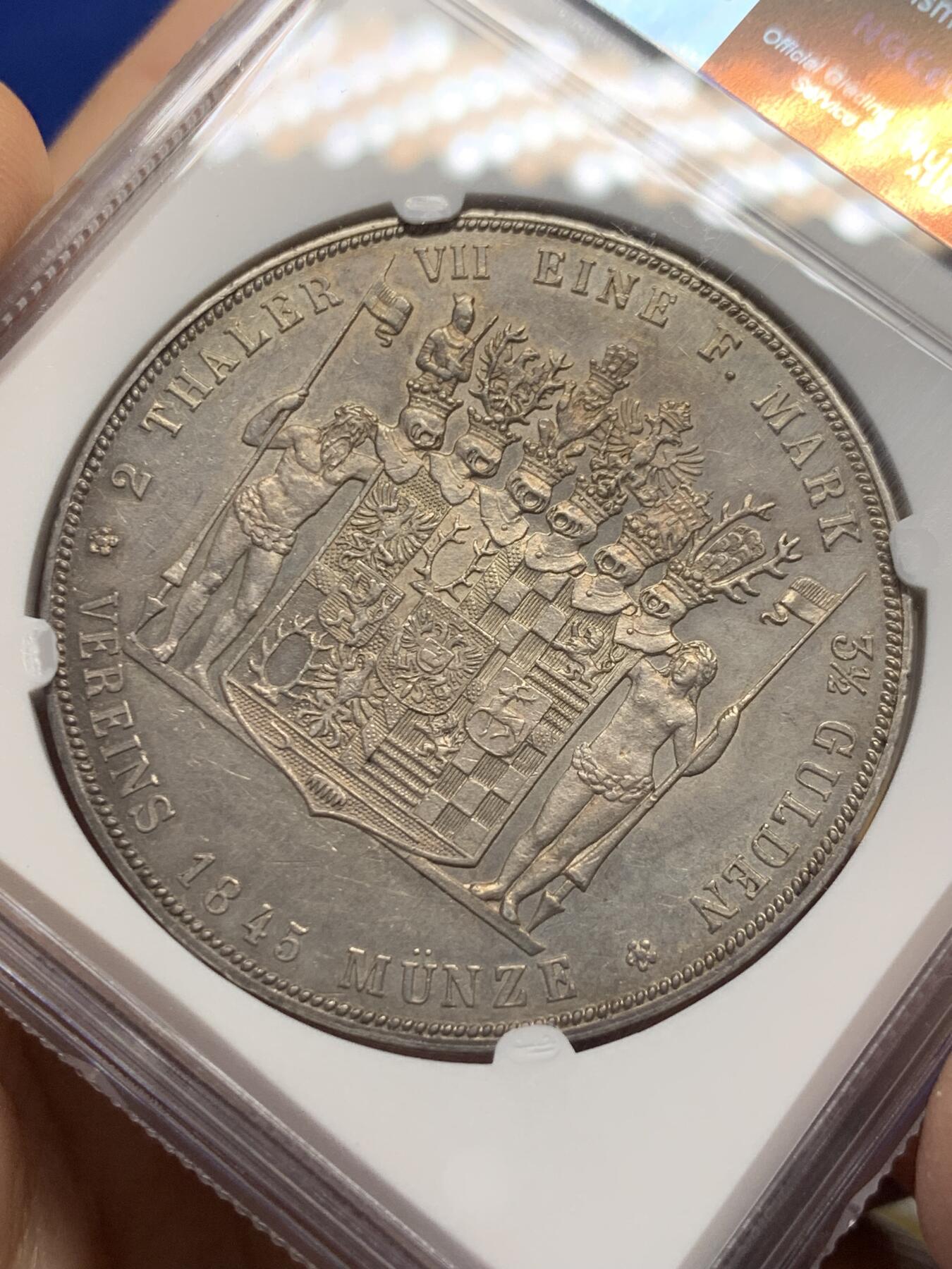 《竞宝斋》第441场 周日，周一，2场连拍 （全场包邮） NGC MS61 德国施瓦茨堡-桑德斯豪森野人流通2泰勒37克的大银币 独特的纹章设计 蓝彩月牙极美的包浆 MS少见 不可多得的状态