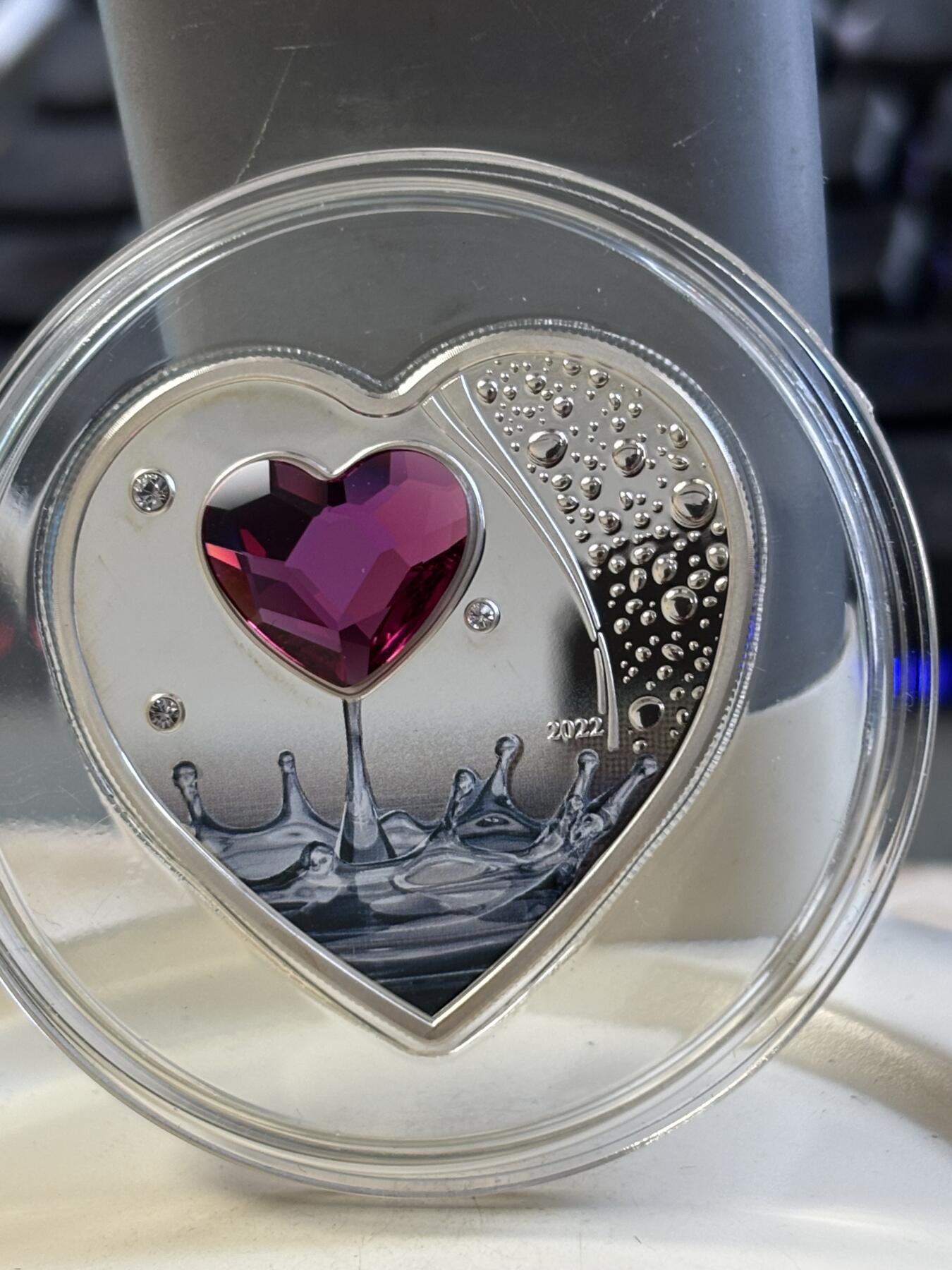 第183期拍卖 库克2022情人节浪漫爱情心形镶水晶纪念银币，999银，20克，发行2022枚，有氧化点