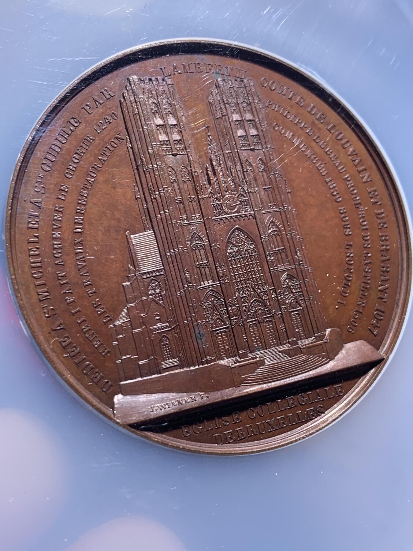 《竞宝斋》第441场 周日，周一，2场连拍 （全场包邮） 高分 NGC MS64BN 1845 J Wiener教堂系列-圣安米利Eglise Collegiate大教堂 罕见品 加大盒装 一座12世纪建造的古老大教堂，结合了后罗马式与哥特式建筑风格，是当地重要宗教文化地标，98年被列为联合国教科文组织世界遗产。双面高浮雕雕刻。