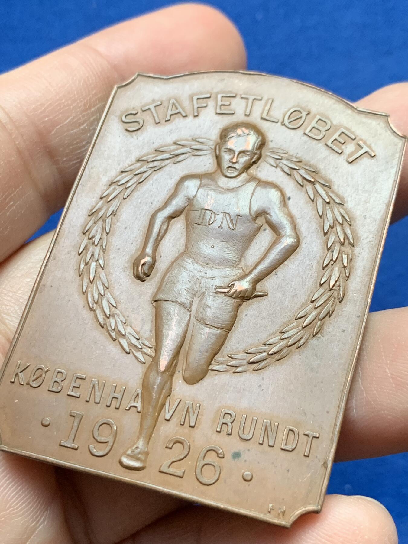 《竞宝斋》第441场 周日，周一，2场连拍 （全场包邮） 丹麦王国1926年哥本哈根接力赛方形铜章，尺寸56.2mm×40mm，重量约34.4g，百年巧克力包浆美品。