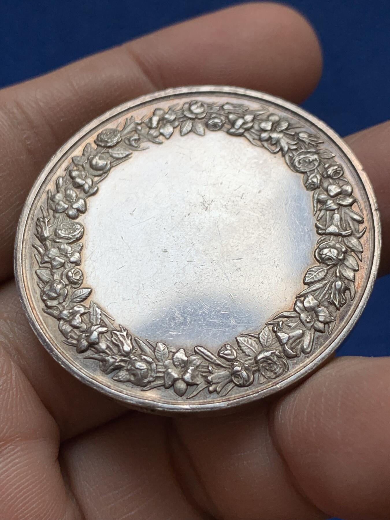 《竞宝斋》第441场 周日，周一，2场连拍 （全场包邮） 法国结婚纪念章 主教赐福 未刻字 UNC品相 32.1克 41.3mm 手指边铭