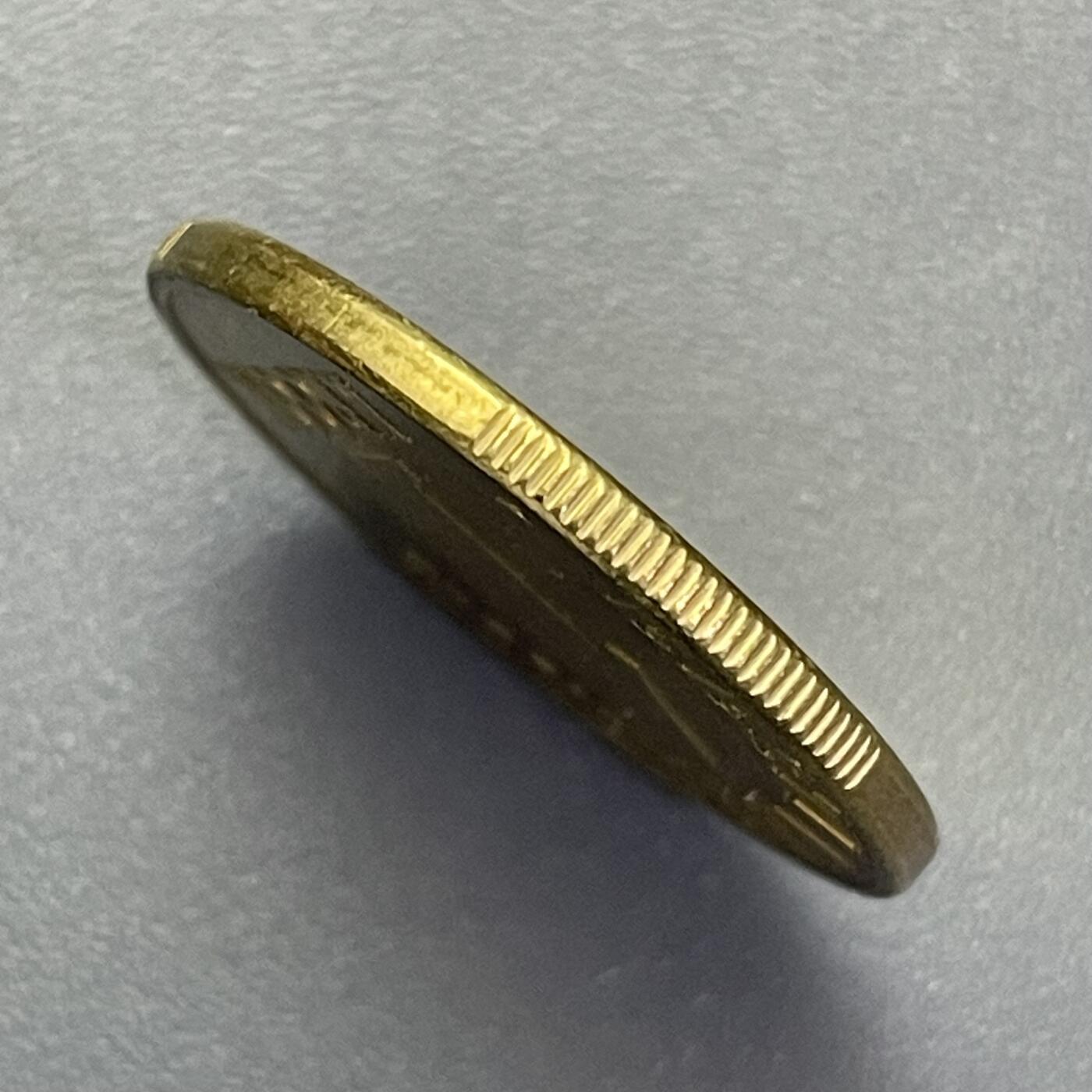 回流1123 爱沙尼亚2000年1克朗 爱沙尼亚国徽元素（三头狮纹章）（三头狮是爱沙尼亚的传统纹章符号，可追溯至13世纪，象征国家主权与历史传承）