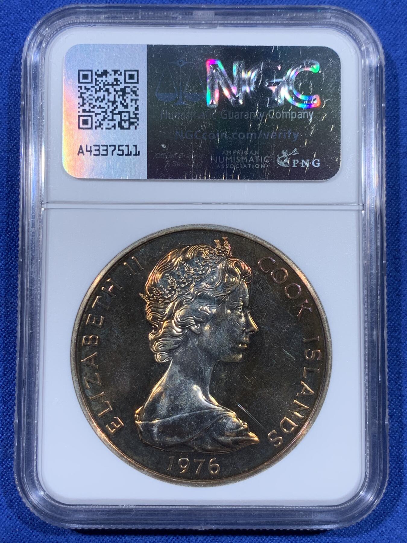 《竞宝斋》第441场 周日，周一，2场连拍 （全场包邮） NGC SP63 英国库克群岛1976年5元曼加拉翠鸟大银币，少见SP版本，镜面五彩