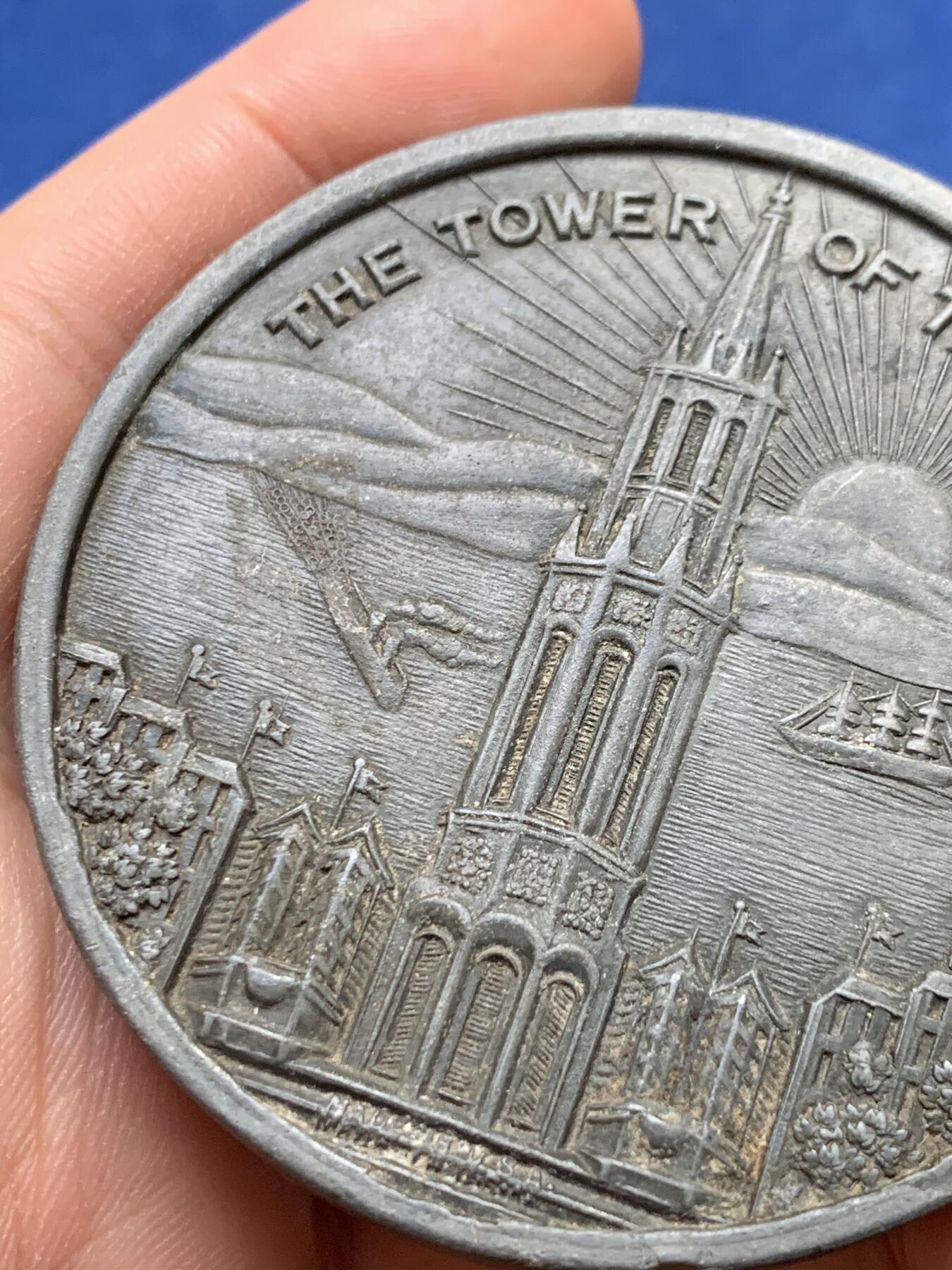 《竞宝斋》第441场 周日，周一，2场连拍 （全场包邮） 美国二战时期1939年旧金山湾金门国际博览会纪念合金大章，正面美国标志太阳灯塔，美国凭借一战二战获利一跃成为世界灯塔国！直径62.2mm，重量92.4g。