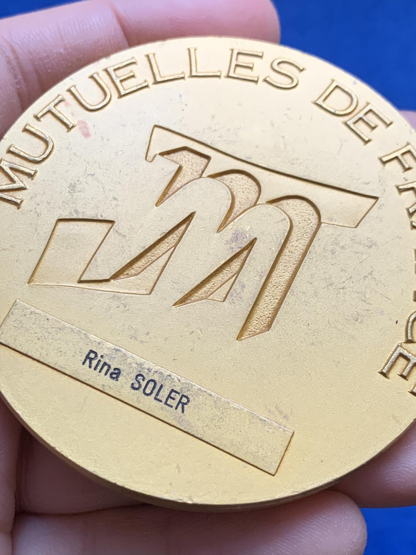 《竞宝斋》第441场 周日，周一，2场连拍 （全场包邮） 法国互助会镀金大铜章 直径64.5mm 重量161.8g