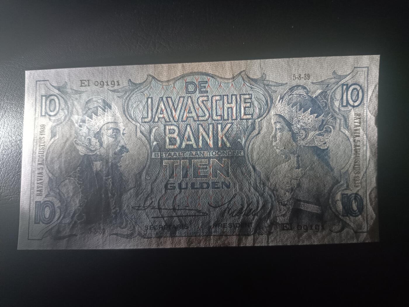 2025十一月第六期，总第204期 荷属东印度（现印度尼西亚）1939年10盾AUNC无47千位倒置号9191，民族舞蹈和四文告示