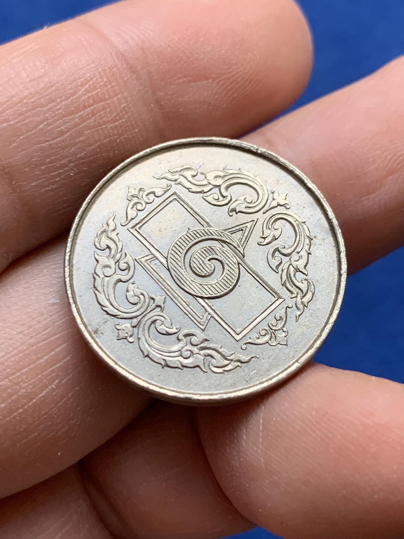 《竞宝斋》第441场 周日，周一，2场连拍 （全场包邮） 泰国1945年官方代币 泰国为官方赌场铸造做筹码使用 材质为含银合金，币边带编号 细节见图