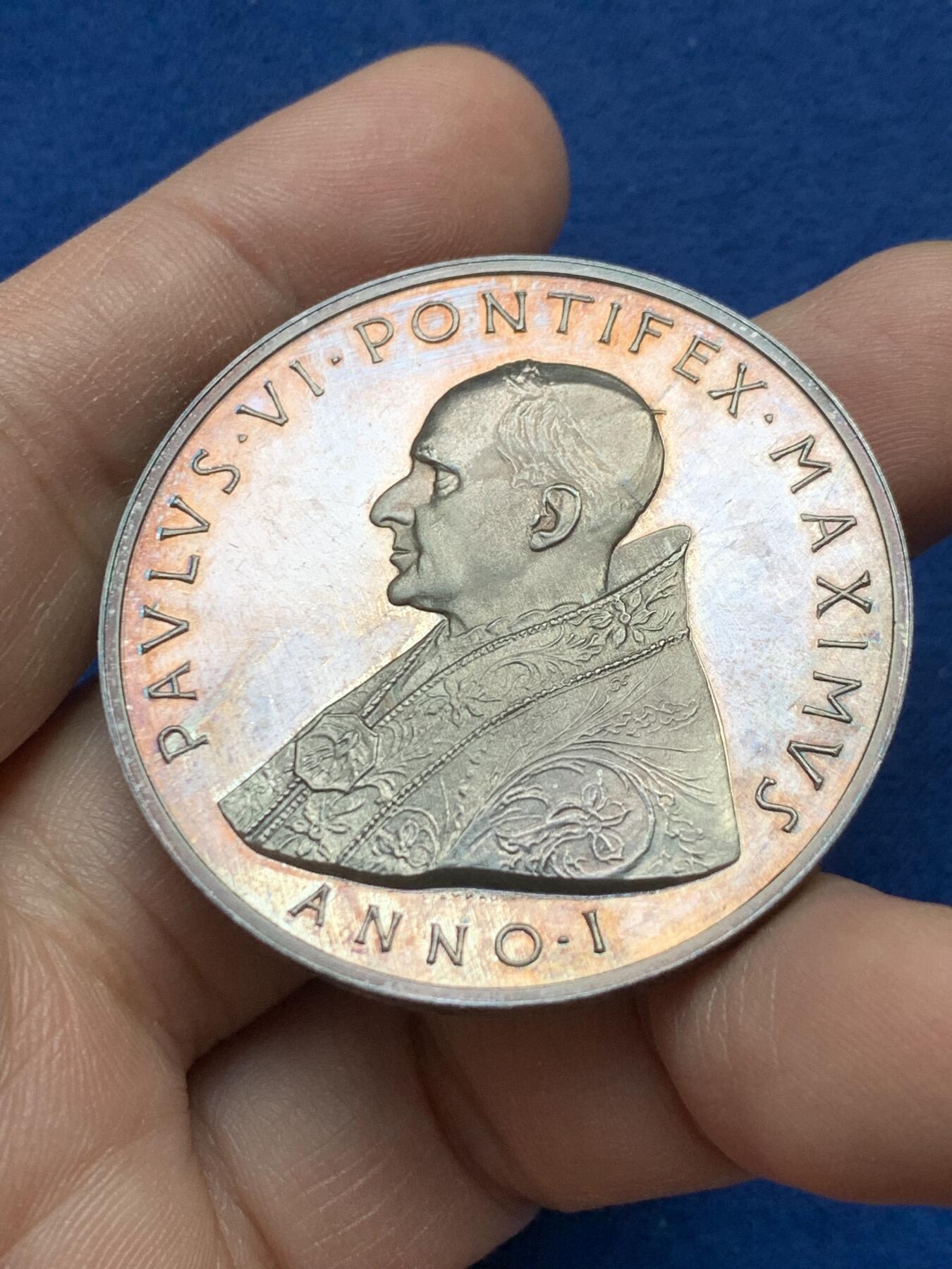 《竞宝斋》第441场 周日，周一，2场连拍 （全场包邮） 梵蒂冈教皇1943年二战时期保罗六世精制大银章，极品带彩PL镜面光感，背面带985银标，直径44.1mm，重量38.6g。