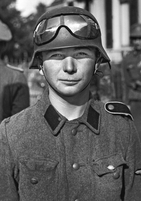 戎马世界章牌大赏第108期 德国原品M42风镜（详细见介绍）与东线复刻的一级劳动旗帜勋章