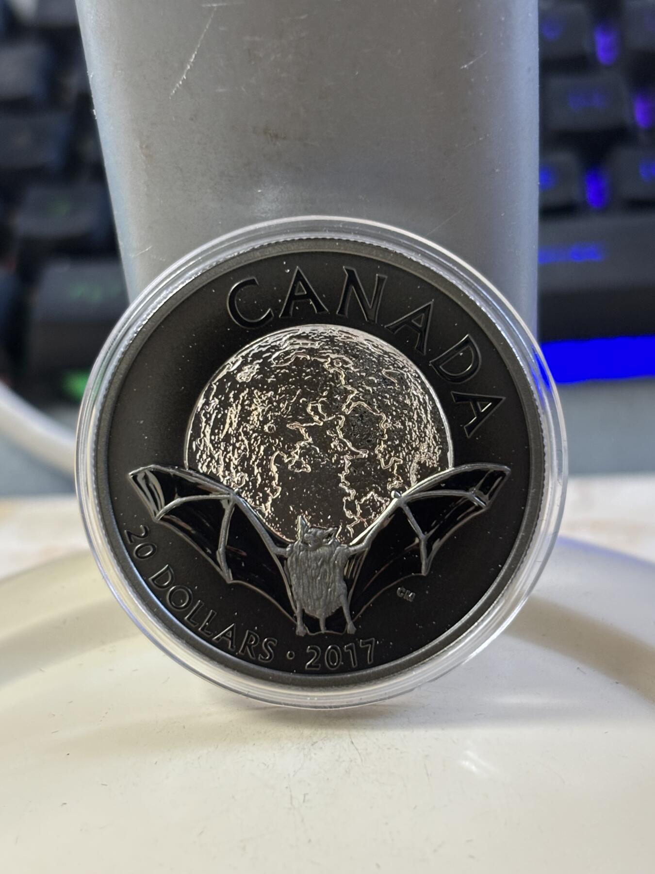 第183期拍卖 加拿大2017年夜行动物系列2小棕蝙蝠镀铑黑色银币，9999银，发行7000枚