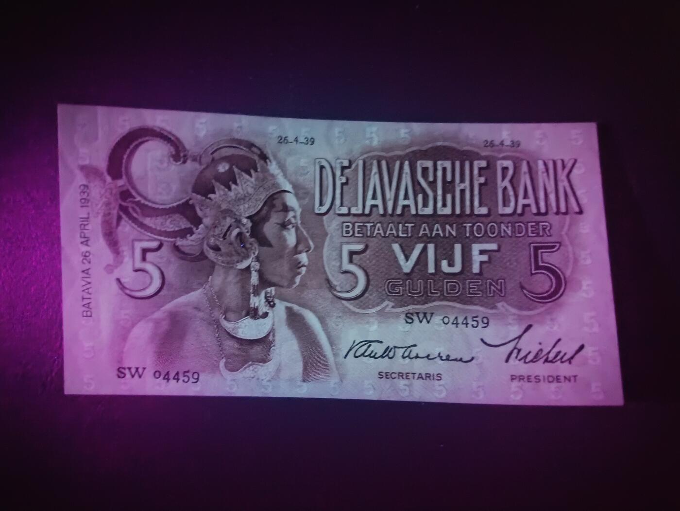 2025十一月第六期，总第204期 荷属东印度（现印度尼西亚）1939年5盾UNC千位号4459，民族服饰和四文告示