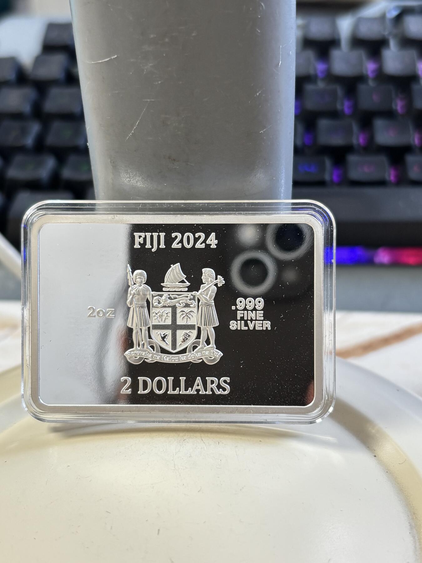 第183期拍卖 斐济2024年星空下的蒙娜丽莎2盎司矩形纪念彩银币，999银，发行300枚，