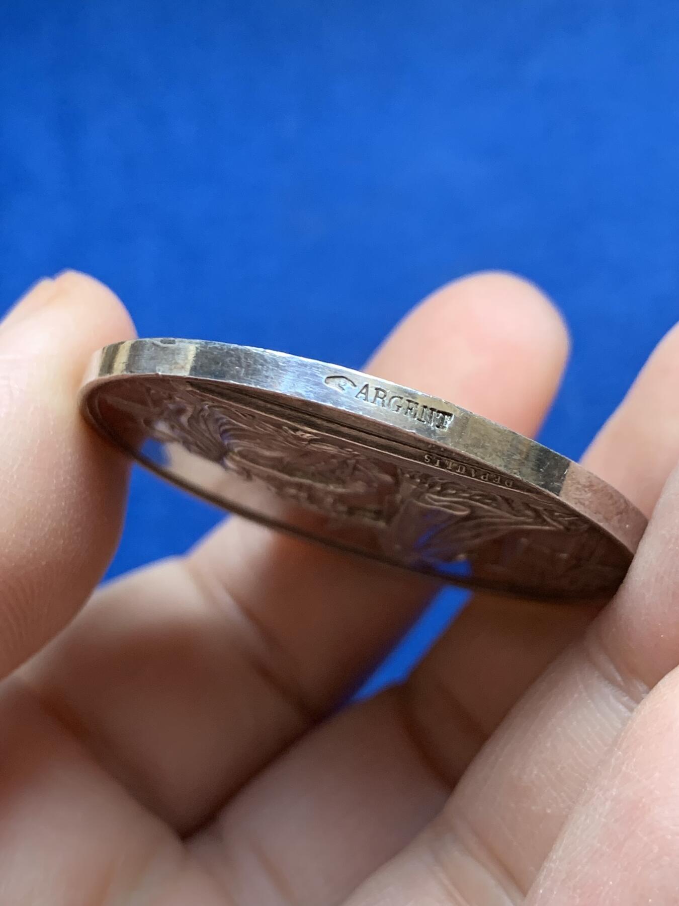 《竞宝斋》第441场 周日，周一，2场连拍 （全场包邮） 法国结婚纪念章 主教赐福 未刻字 UNC品相 32.1克 41.3mm 手指边铭