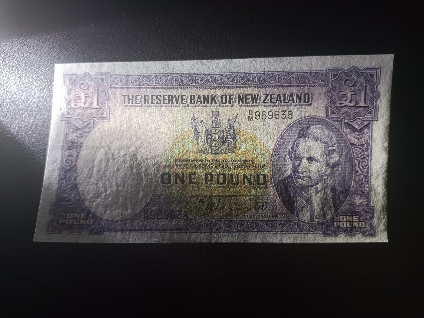 2025十一月第六期，总第204期 新西兰1940版1镑AUNC有连续针孔无47，稀有首签，库克船长和帆船